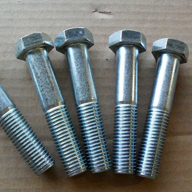 Parafusos e porcas de aço